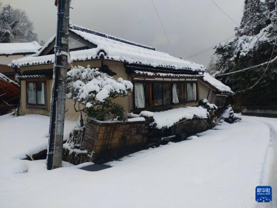 這是1月8日拍攝的日本能登半島地震災(zāi)區(qū)珠洲市的街景。