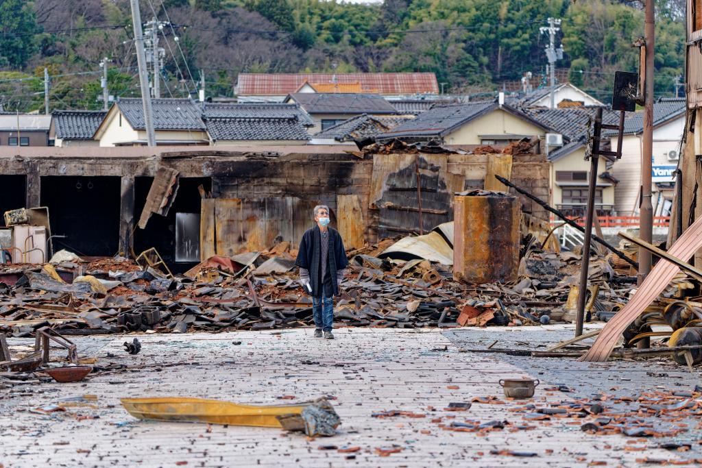 1月4日，一名市民查看日本石川縣輪島市“輪島早市”廢墟。新華社記者張笑宇攝