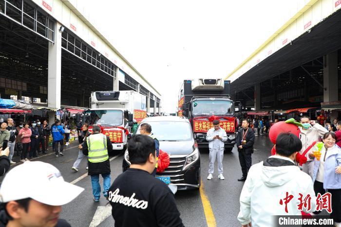 運(yùn)載蔓越莓車隊(duì)前，不少民眾正在圍觀打卡。 王偉臣 攝