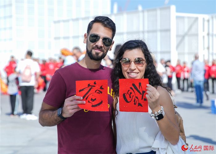 游客展示“福”字。人民網(wǎng) 塔里克·易卜拉欣攝