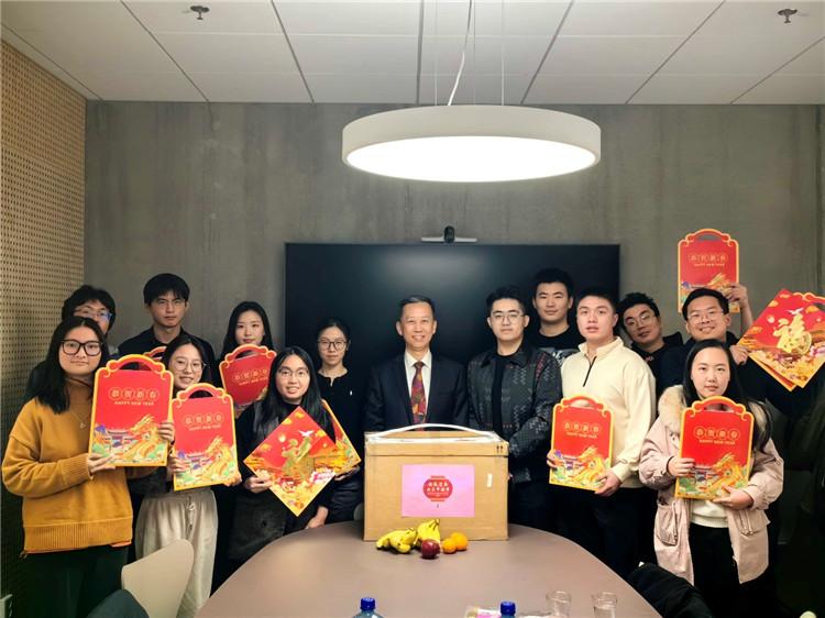 中國駐瑞典大使崔愛民看望慰問瑞典隆德大學(xué)中國留學(xué)生。中國駐瑞典大使館供圖