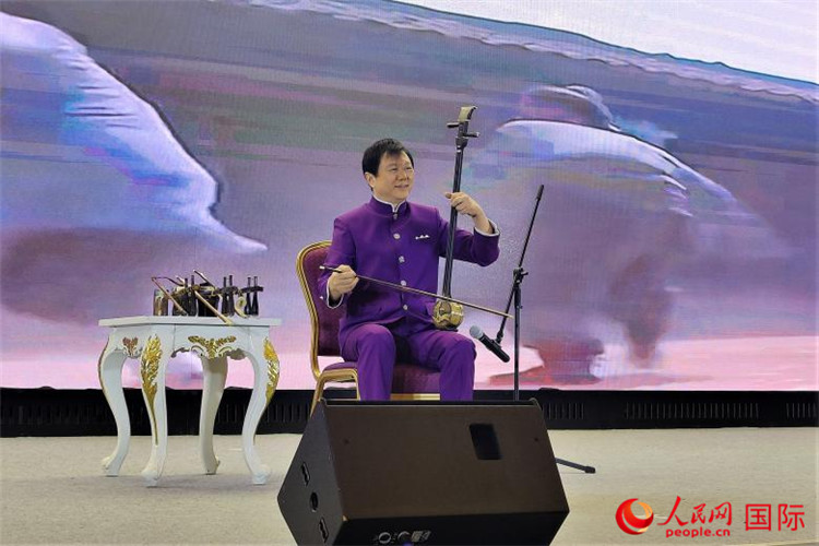 二胡演奏家、國家一級演員王之輝演奏《新春樂》。人民網(wǎng)記者 于宏建攝