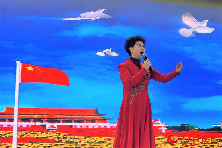 女高音歌唱家、國家一級演員江如虹演唱《我愛你中國》。人民網(wǎng)記者 于宏建攝