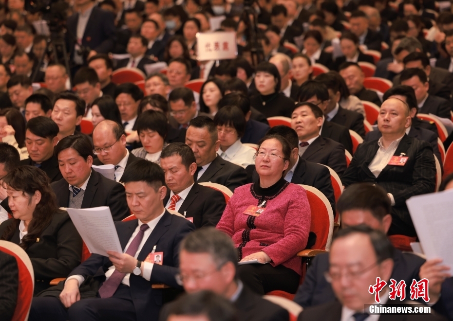 1月23日，安徽省第十四屆人民代表大會第二次會議在合肥開幕。圖為代表委員認真聽取政府工作報告。