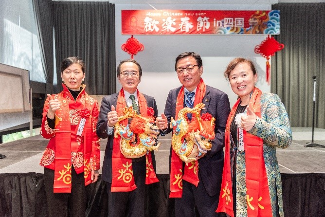 向池田知事、大西市長贈送“歡樂春節(jié)“吉祥龍。從左到右為魏有美副總領(lǐng)事、池田豊人知事、大西秀人市長、馬曉琛主任。中國駐大阪旅游辦事處供圖
