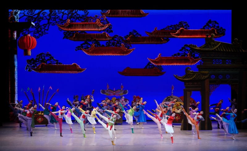 1月26日晚，中央芭蕾舞團(tuán)賀歲芭蕾舞劇《過(guò)年》作為開(kāi)幕演出，亮相阿布扎比國(guó)際藝術(shù)節(jié)，圖為劇照。中央芭蕾舞團(tuán)供圖