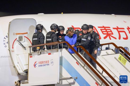 1月30日，在云南昆明長(zhǎng)水機(jī)場(chǎng)，緬北重大犯罪嫌疑人白所成被我公安機(jī)關(guān)成功押解回國(guó)。新華社記者 殷剛 攝