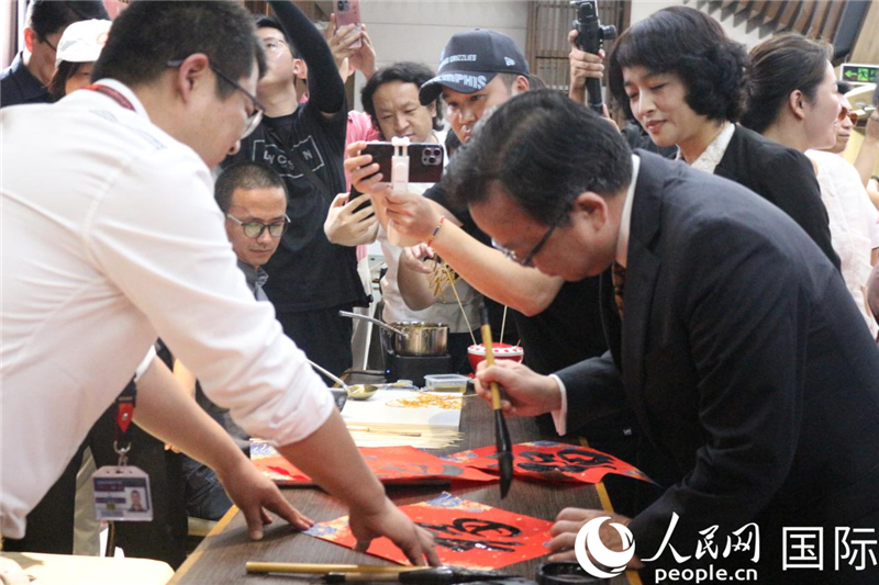 中國駐菲律賓大使黃溪連出席活動并與留菲學(xué)子共迎新春。人民網(wǎng)記者樊帆 攝