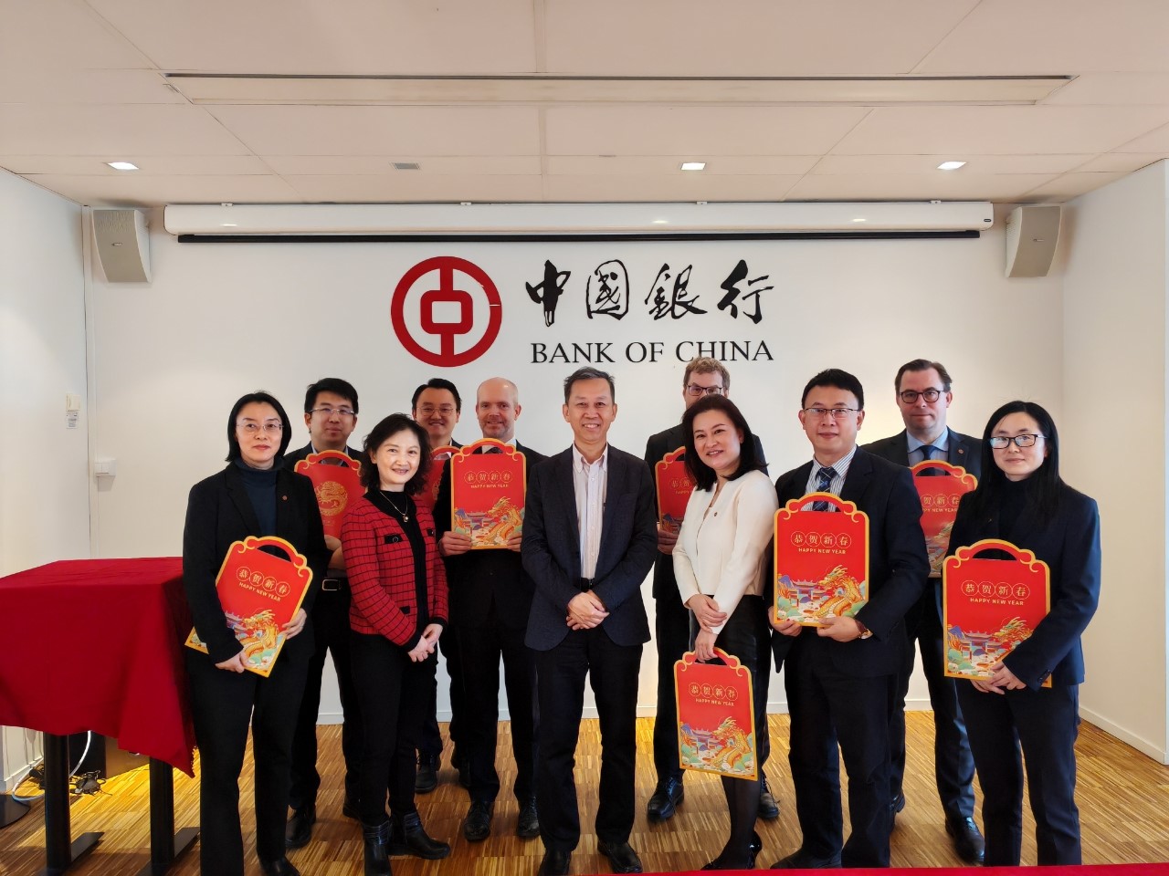 中國駐瑞典大使崔愛民（左六）與中國銀行（歐洲）有限公司斯德哥爾摩分行中外員工合影。中國駐瑞典大使館供圖