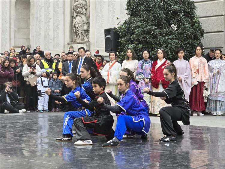 當?shù)匚湫g(shù)學院進行武術(shù)表演。張錫琪攝