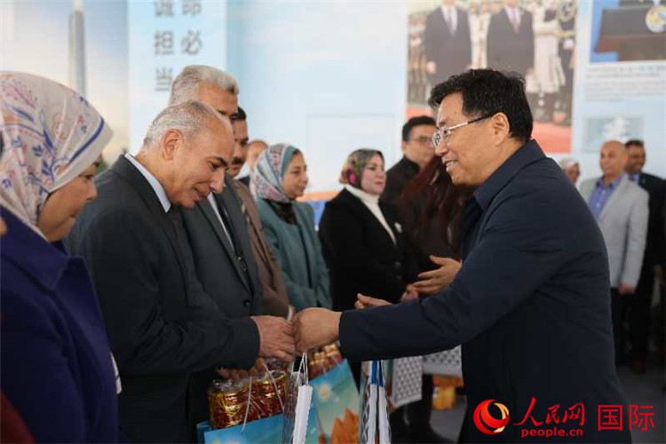 中建埃及分公司董事長常偉才為埃及師生發(fā)放新年禮包。人民網(wǎng)記者 黃培昭攝