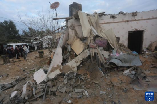 2月5日，在加沙地帶南部城市拉法，人們查看以軍空襲后的建筑廢墟。新華社發(fā)（哈立德·奧馬爾攝）