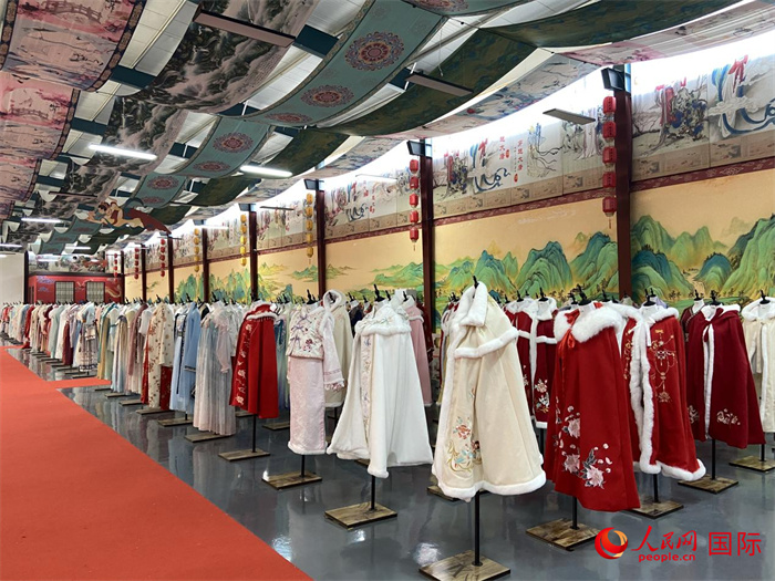 1月24日，在山東省菏澤市曹縣大集鎮(zhèn)穿越大唐漢服云倉(cāng)直播基地展廳里擺放的漢服。 人民網(wǎng) 周琳佳攝