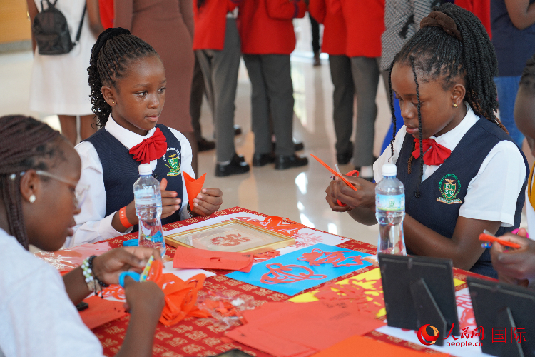 學(xué)生在體驗(yàn)剪窗花。人民網(wǎng)記者 黃煒鑫攝