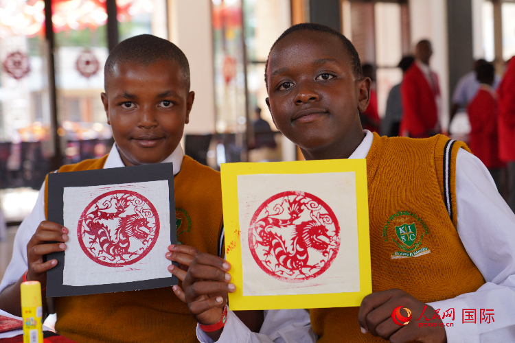 學(xué)生展示拓印作品。人民網(wǎng)記者 黃煒鑫攝