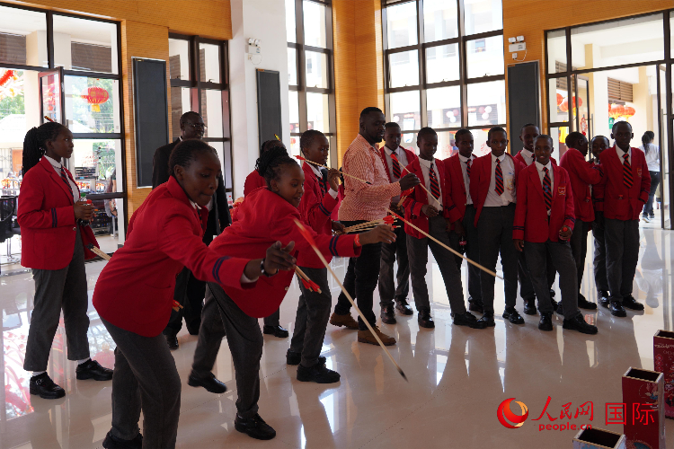 師生在體驗(yàn)投壺游戲。人民網(wǎng)記者 黃煒鑫攝