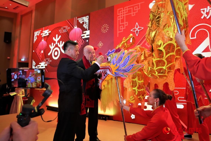 張漢暉（左）、施威特科（右）共同為彩龍點(diǎn)睛。于子恒攝