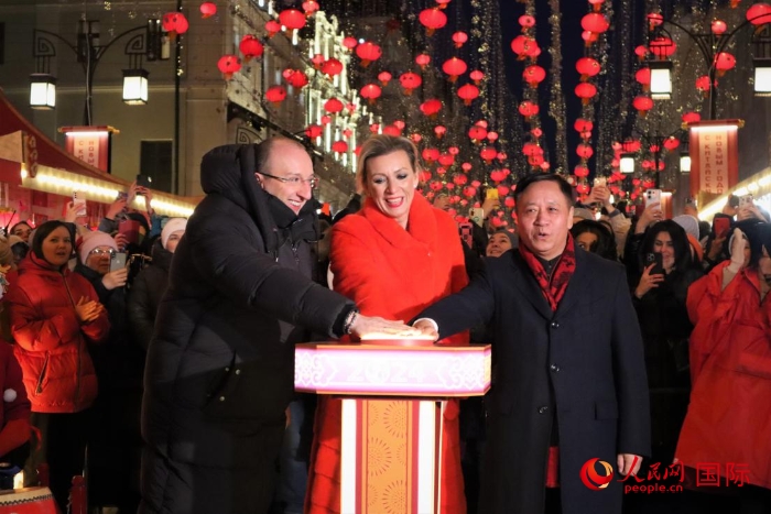 張漢暉、扎哈羅娃、科茲洛夫（從右至左）共同按下活動(dòng)啟動(dòng)按鈕。于子恒攝