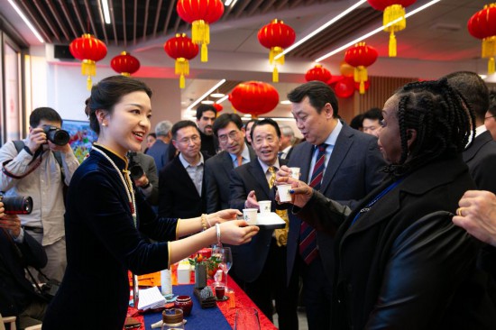 2月2日，人們?cè)谖挥谝獯罄_馬的聯(lián)合國(guó)糧農(nóng)組織總部體驗(yàn)中國(guó)茶藝。新華社記者李京攝
