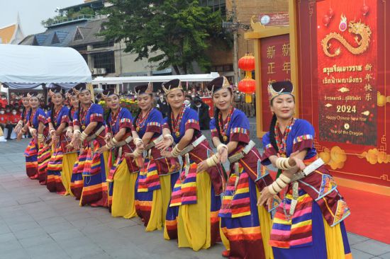 2月10日，演員在泰國(guó)曼谷唐人街舉行的“歡樂春節(jié)”活動(dòng)上跳舞。當(dāng)日，泰國(guó)“歡樂春節(jié)”文化活動(dòng)在曼谷唐人街舉辦。（新華社發(fā)，拉亨攝）