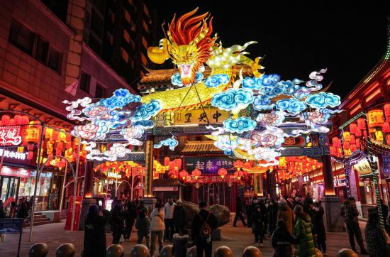 2月11日，游客在沈陽中街游覽。春節(jié)期間，各地?zé)艋痂?、火樹銀花，呈現(xiàn)出一幕幕流光溢彩的視覺盛宴。（新華社記者潘昱龍攝）