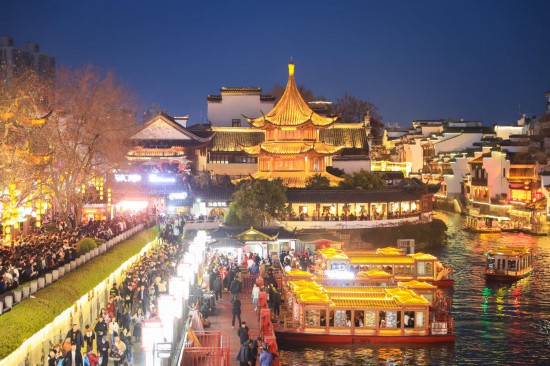 2月14日，游客在南京夫子廟景區(qū)賞燈游玩。（新華社發(fā)，蘇陽攝）
