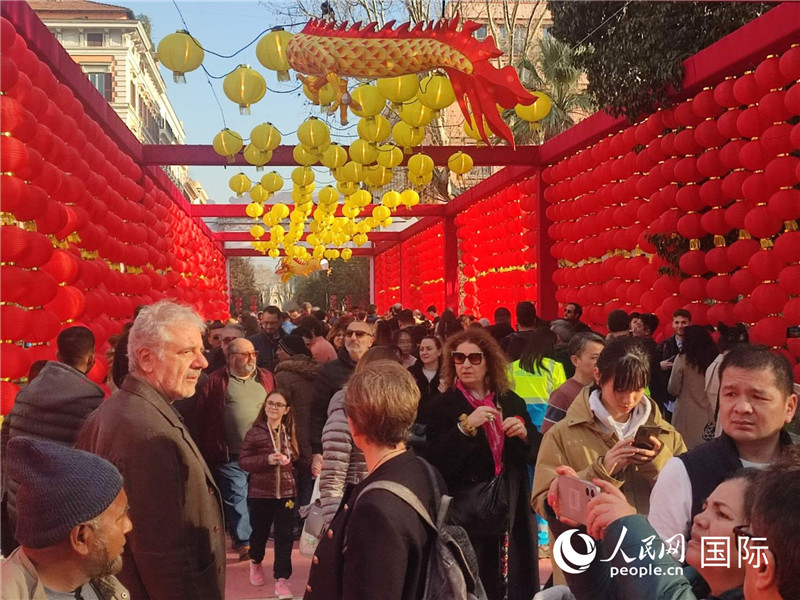 游園會入口處張燈結(jié)彩，人流如織。人民網(wǎng)記者鄭彬攝