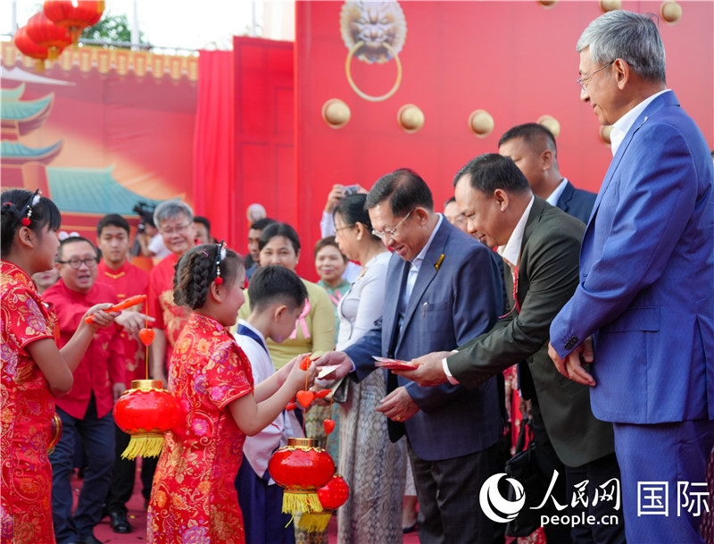 在活動現(xiàn)場，敏昂萊主席夫婦根據(jù)當(dāng)?shù)貍鹘y(tǒng)向兒童送祝福1-人民網(wǎng)記者謝佳君攝