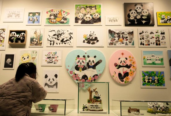 2月20日，一位小朋友在看“福寶”家族的創(chuàng)意作品。新華社記者姚琪琳攝