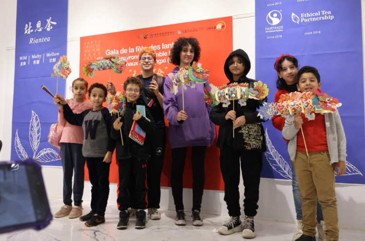 孩子們拿著元宵彩燈合影。拉巴特中國文化中心供圖