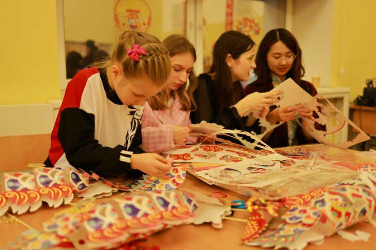 俄羅斯小朋友體驗(yàn)中國(guó)傳統(tǒng)手工藝。俄羅斯國(guó)立人文大學(xué)孔子學(xué)院供圖
