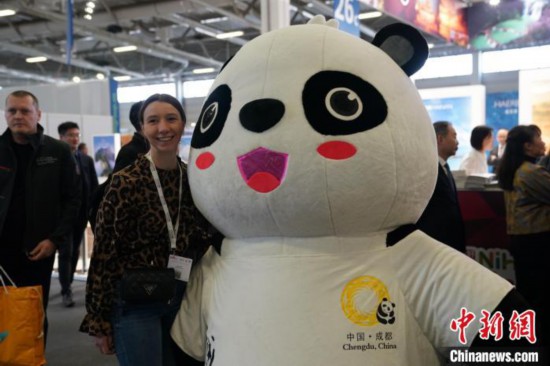 3月5日，2024年柏林國際旅游交易會(ITB)在柏林會展中心拉開帷幕。以“你好！中國”為主題的中國展區(qū)當(dāng)日亮相展會。圖為觀眾與大熊貓人偶合影。中新社記者 馬秀秀 攝