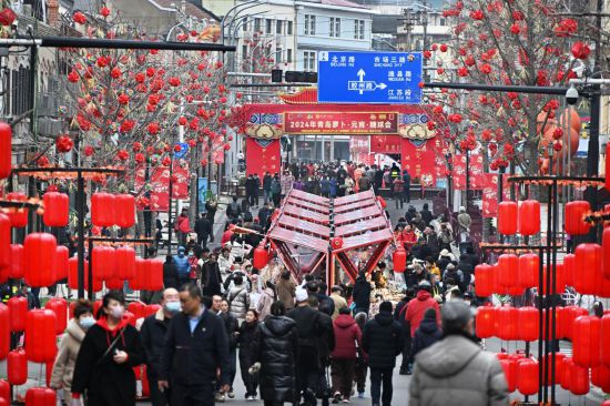 2024年2月18日，游客在2024年青島蘿卜·元宵·糖球會上消費、游玩。新華社記者李紫恒攝