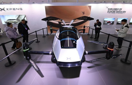 2023年12月1日，在鏈博會智能汽車鏈展區(qū)小鵬汽車展臺，參觀者觀看一臺智能飛行器。新華社記者蔡湘鑫攝