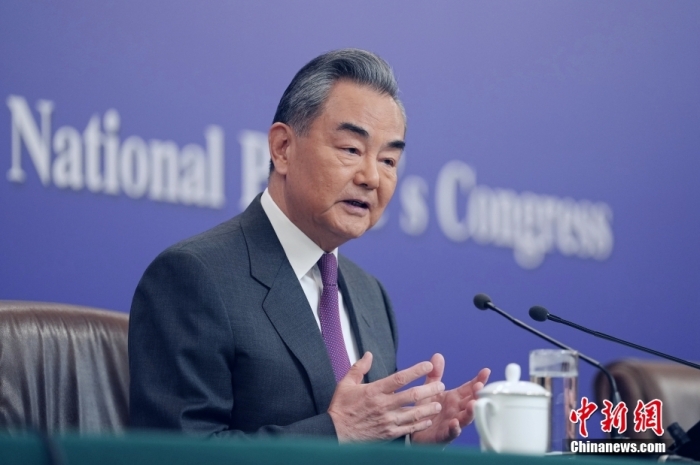 3月7日，十四屆全國人大二次會議在北京舉行記者會，中共中央政治局委員、外交部長王毅就中國外交政策和對外關(guān)系相關(guān)問題回答中外記者提問。<a target='_blank' href='/'><p  align=