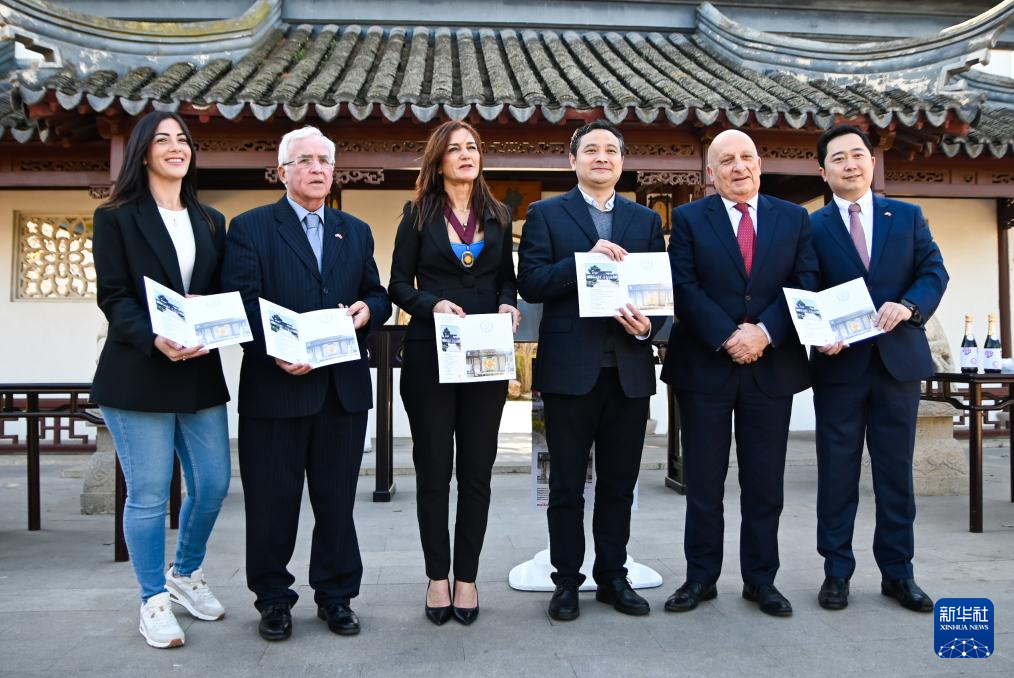 3月6日，嘉賓出席在馬耳他桑塔露琪亞市舉行的中國生肖郵票發(fā)行儀式。新華社發(fā)（喬納森·博格攝）