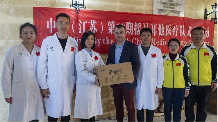 醫(yī)療隊向森格萊爾市捐贈藥膏。中國（江蘇）第19期援馬耳他醫(yī)療隊供圖