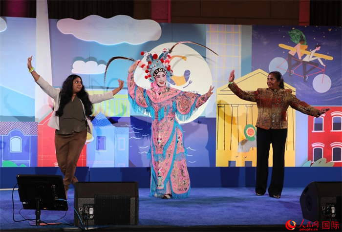 當(dāng)?shù)厝A人京劇社團(tuán)的青年演員現(xiàn)場(chǎng)表演京劇選段，并與現(xiàn)場(chǎng)觀眾近距離互動(dòng)。人民網(wǎng)記者 李志偉攝