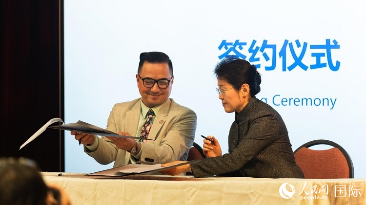 山東省圖書館與舊金山公共圖書館簽署合作協(xié)議。