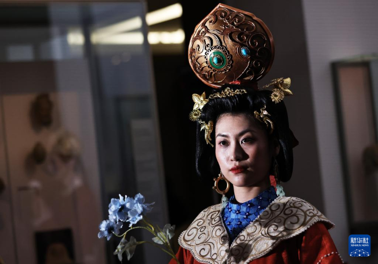 3月13日，在位于法國巴黎的吉美國立亞洲藝術博物館，模特展示敦煌復原服飾。新華社記者 高靜 攝