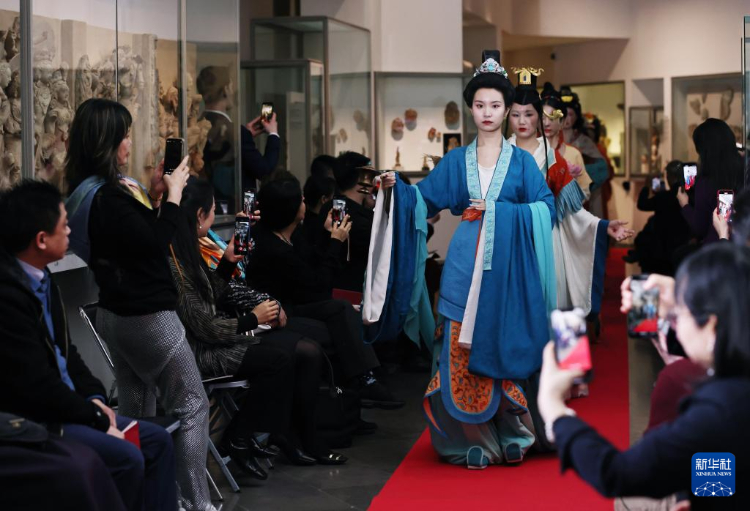 3月13日，在位于法國巴黎的吉美國立亞洲藝術博物館，模特展示敦煌復原服飾。新華社記者 高靜 攝