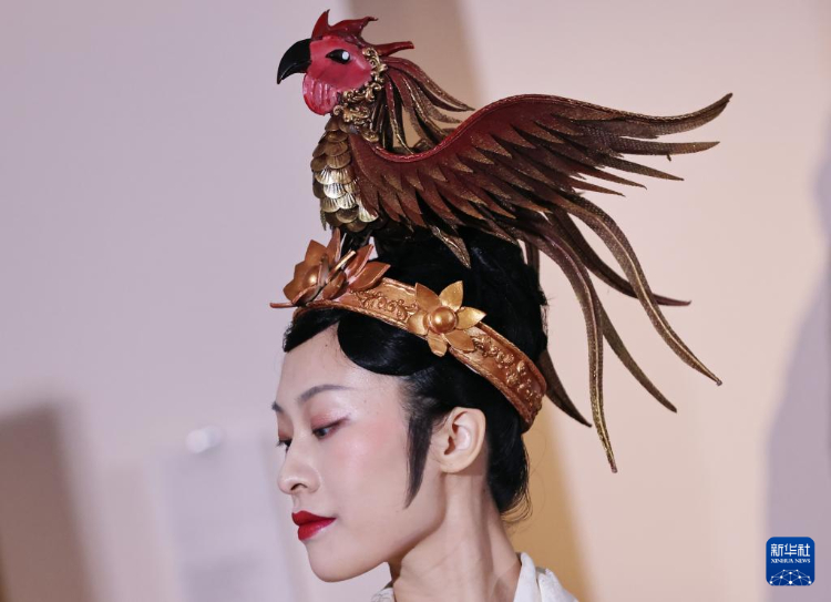 3月13日，在位于法國巴黎的吉美國立亞洲藝術博物館，模特展示敦煌復原服飾。新華社記者 高靜 攝