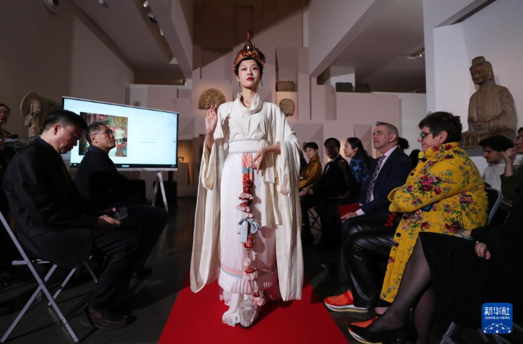 3月13日，在位于法國巴黎的吉美國立亞洲藝術博物館，模特展示敦煌復原服飾。新華社記者 高靜 攝