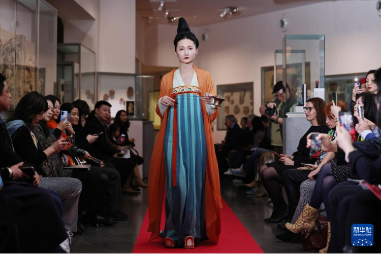 3月13日，在位于法國巴黎的吉美國立亞洲藝術博物館，模特展示敦煌復原服飾。新華社記者 高靜 攝