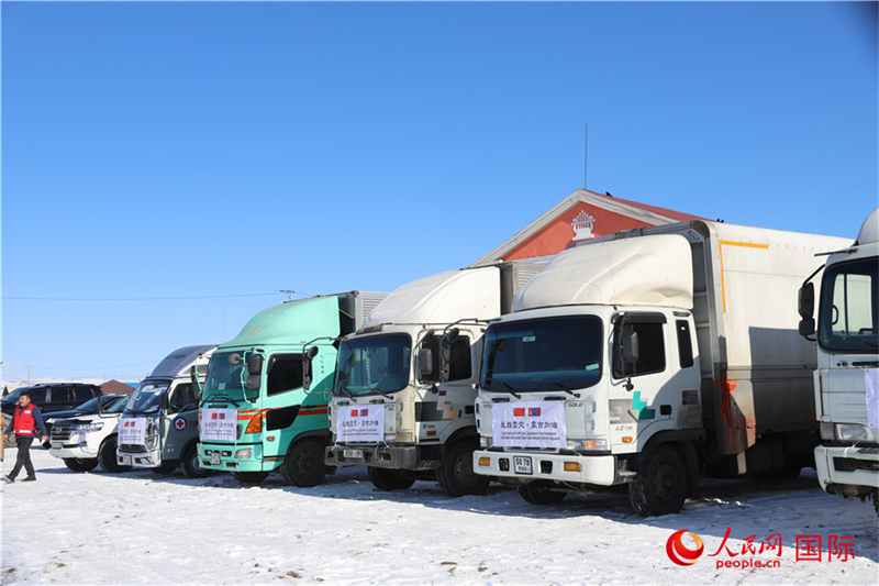 6.3月18日，滿載賑災(zāi)物資卡車(chē)在中央省額爾登縣整裝待發(fā)。人民網(wǎng)記者 霍文攝