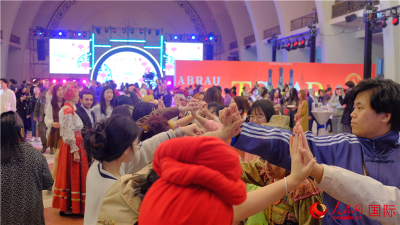 中俄觀眾在現(xiàn)場參與俄羅斯民俗互動(dòng)游戲。人民網(wǎng) 褚夢琦攝