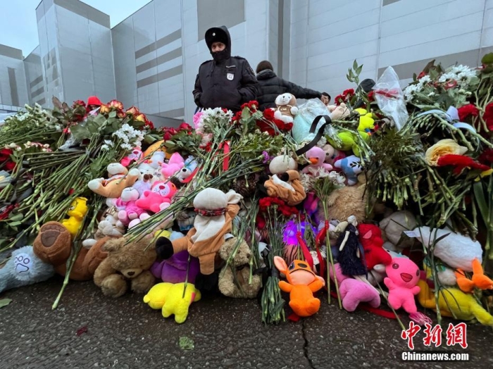 當(dāng)?shù)貢r間3月24日，俄羅斯全國哀悼日，悼念22日發(fā)生在莫斯科州克拉斯諾戈爾斯克市“克羅庫斯城”音樂廳恐怖襲擊事件中的遇難者。此次恐襲已導(dǎo)致137人遇難，150多人受傷。圖為民眾在恐襲事件現(xiàn)場附近敬獻的鮮花和毛絨玩具。<a target='_blank' href='/'><p  align=