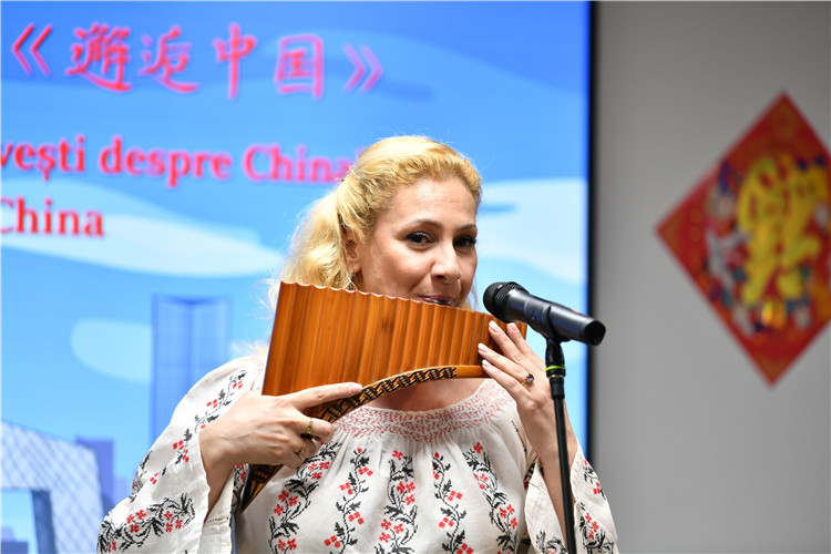 喬治亞娜·帕納演奏排簫。 布加勒斯特中國文化中心供圖。