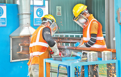 中企承建的馬東鐵項(xiàng)目創(chuàng)造就業(yè)機(jī)會超過1.8萬個(gè)，合作的當(dāng)?shù)仄髽I(yè)超過1900家——為促進(jìn)馬來西亞東西海岸互聯(lián)互通貢獻(xiàn)力量（共建“一帶一路”第一現(xiàn)場）