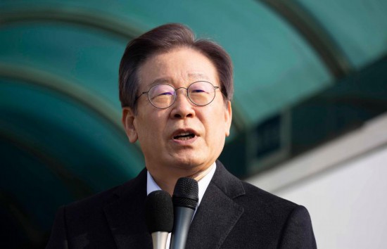 1月10日，韓國最大在野黨黨首李在明從首爾大學醫(yī)院出院時發(fā)表講話。新華社發(fā)（全休相攝）